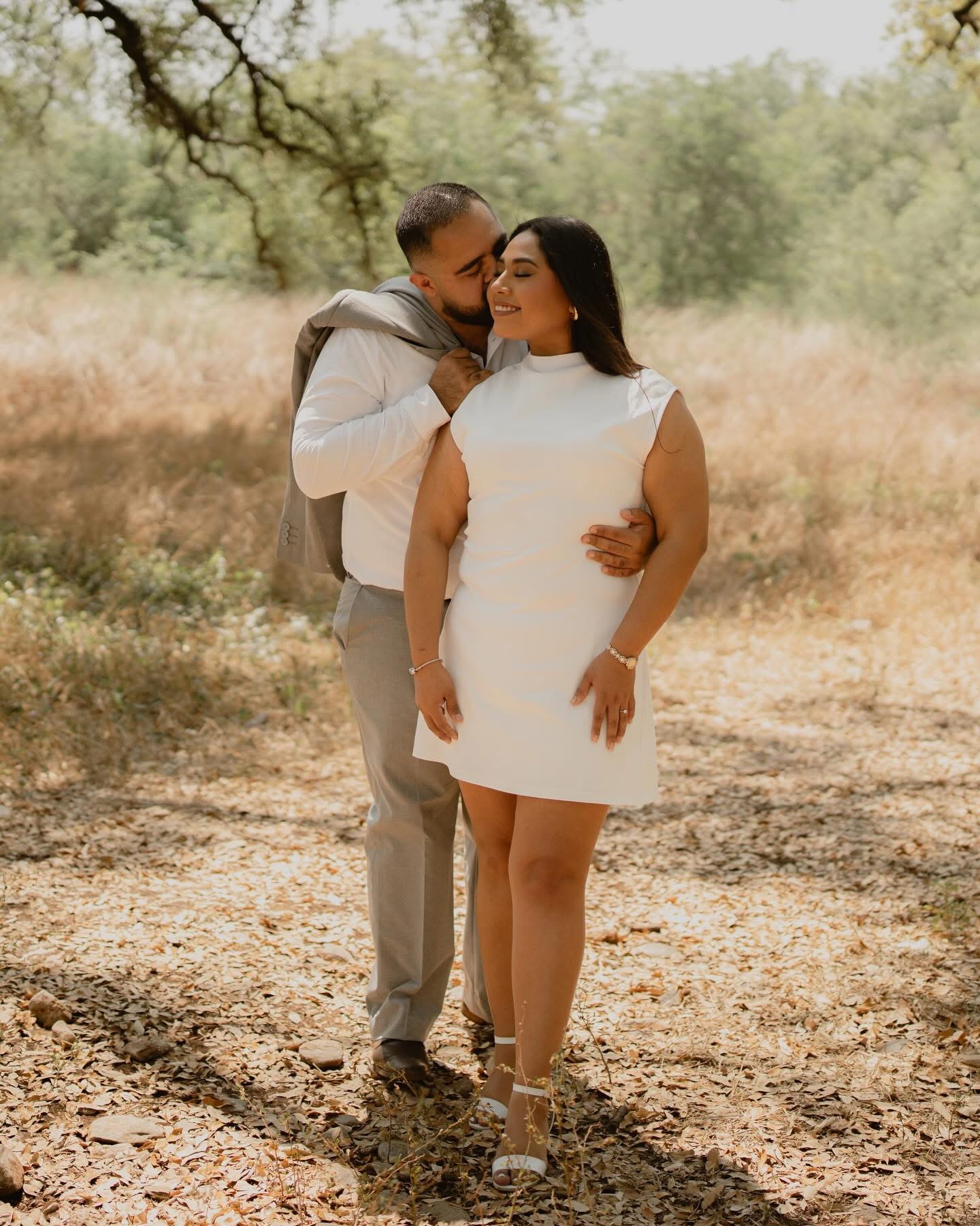 Los novios abrazados