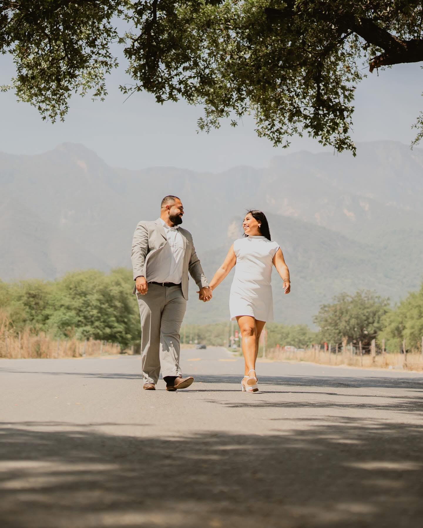 Josué y Montserrat caminando de la mano