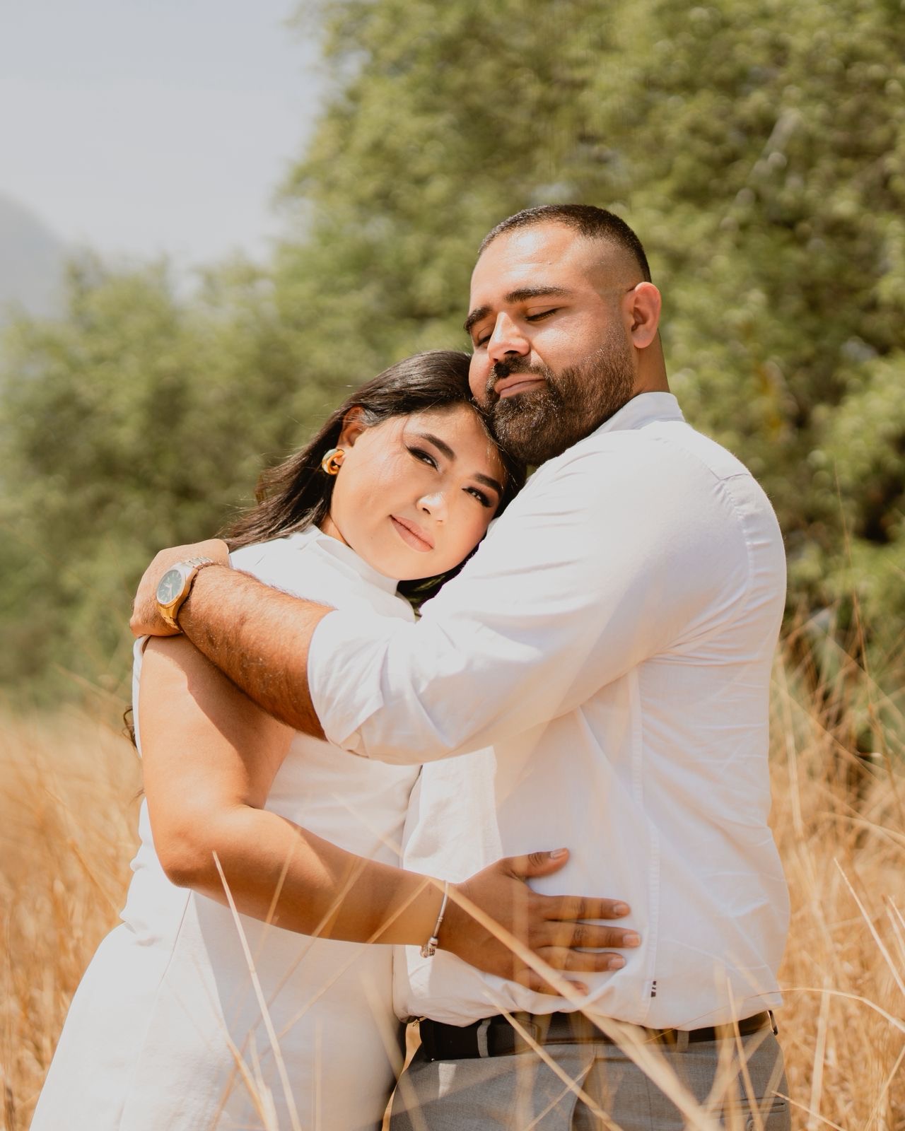 Josué y Montserrat abrazados
